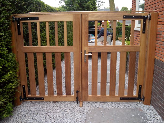 Ambachtelijke houten tuinpoort.